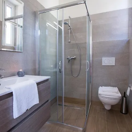 Sleeps 8 Air Con