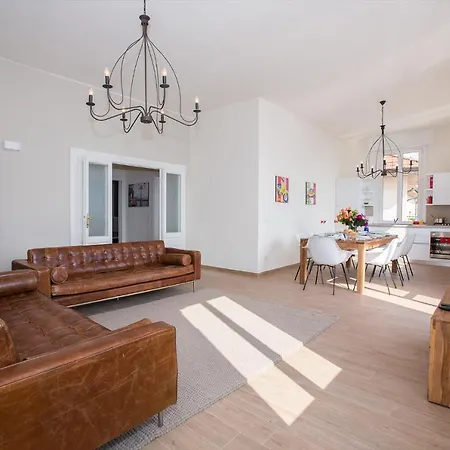 Sleeps 8 Air Con Appartement